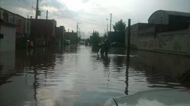 Lluvias inundan calles en Calpulalpan, ayuntamiento no desazolvó